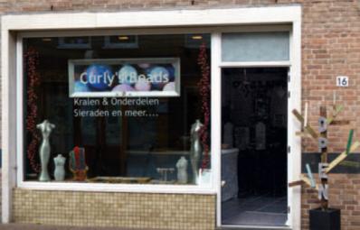 Vooraanzicht winkel Curly's Beads